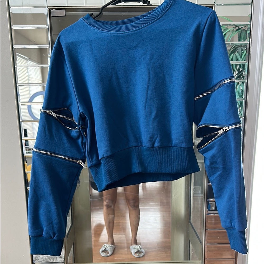 Stylish Blue Women's Top with Zipper Accents